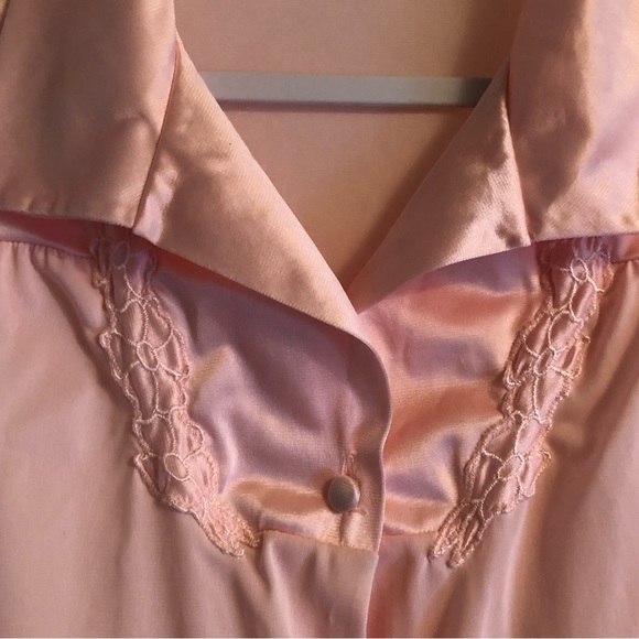 Vintage Vanity Fair Pink 100% Nylon Robe House Coat Button Front Side Pocket - Picture 2 of 8